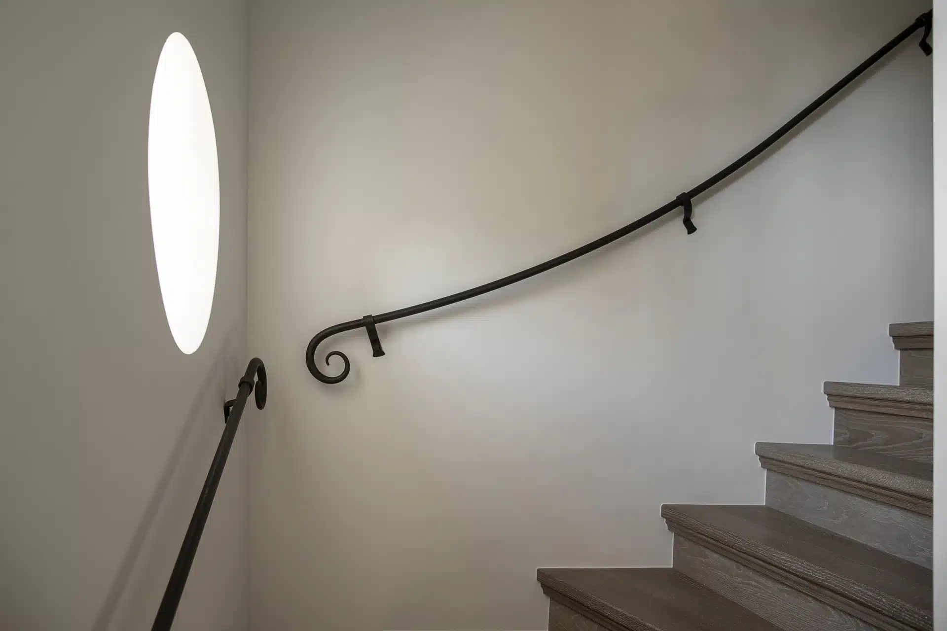Olen interieur traphal smeedijzeren leuning rond raam Taken en functies van een architect